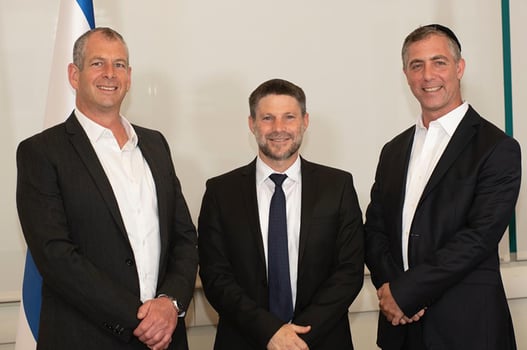 מימין: יו״ר רשות ניירות ערך עו״ד יוסף (ספי) זינגר, שר האוצר בצלאל סמוטריץ׳, מנכ״ל משרד האוצר שלומי הייזלר, צילום: רמי חכם